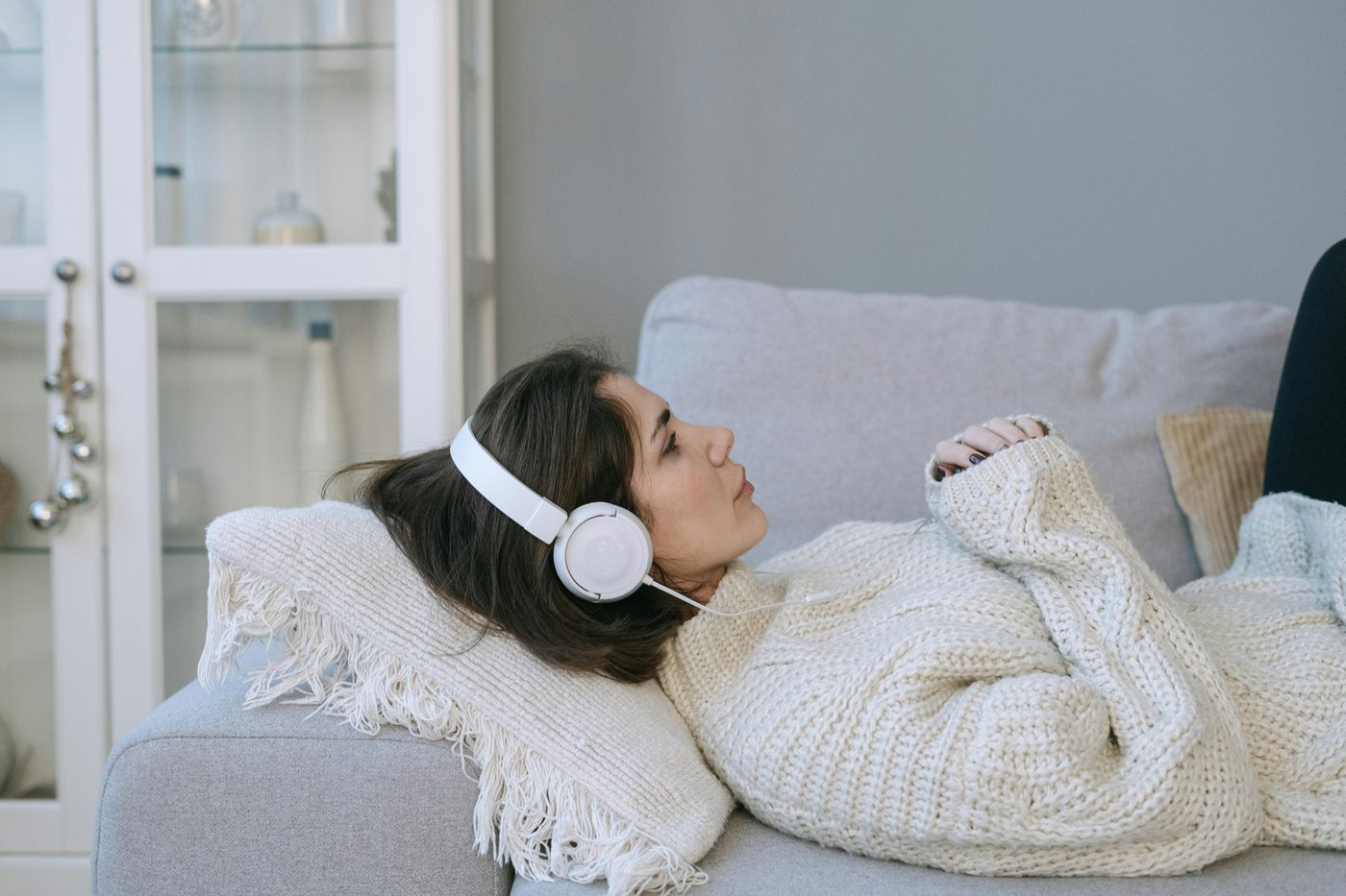 Femme écoutant de la musique avec un casque