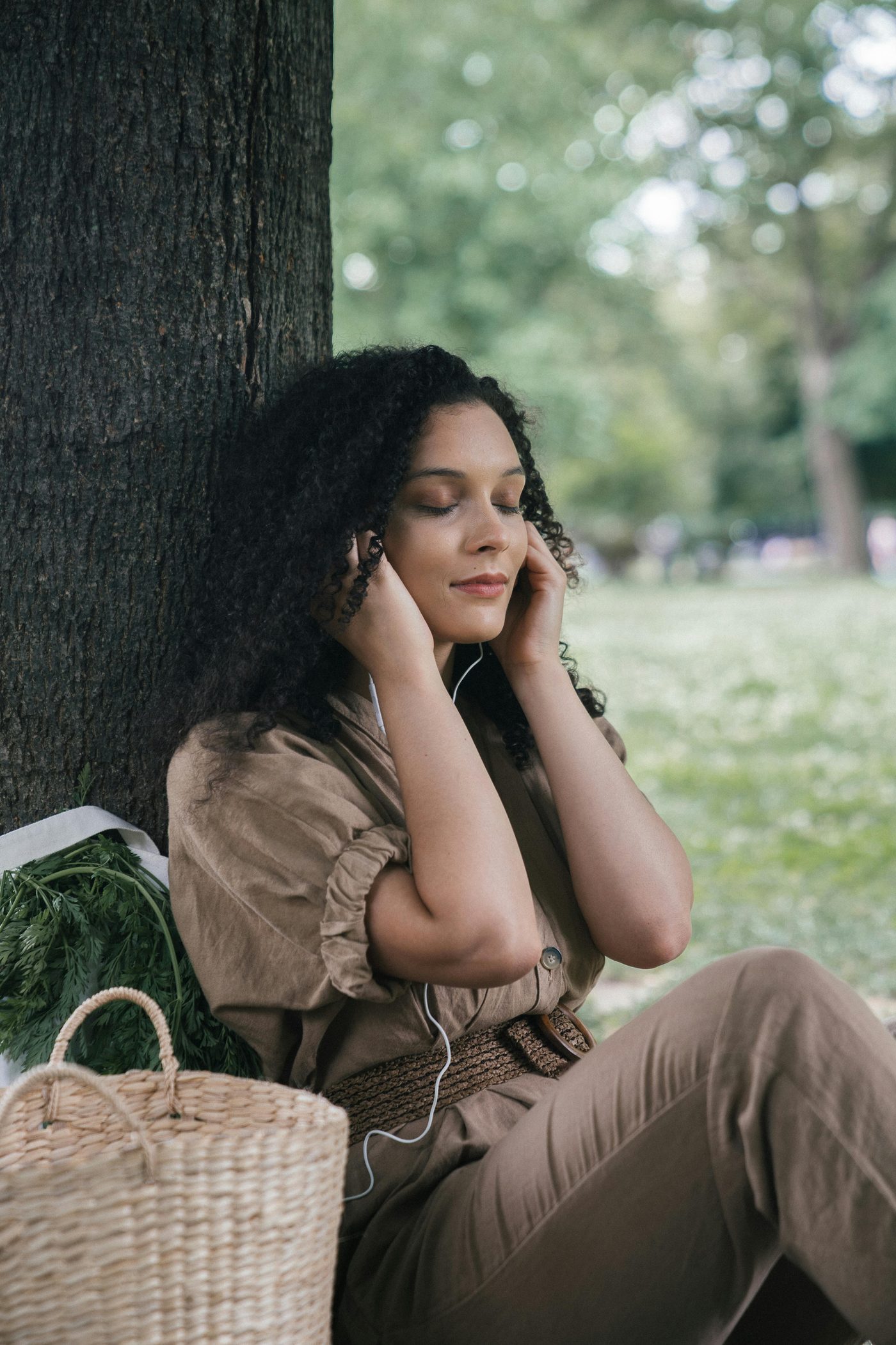 Femme écoutant de la musique en plein air