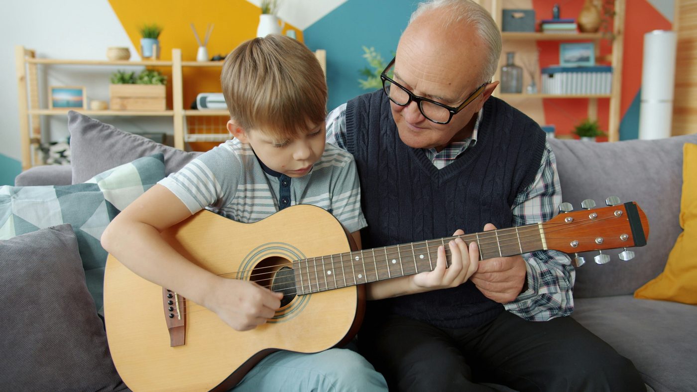 Enfant apprenant la guitare